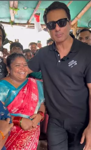 Sonu Sood meets viral Hyderabadi food stall owner Kumari Aunty Sonu Sood meets viral Hyderabadi food stall owner Kumari Aunty