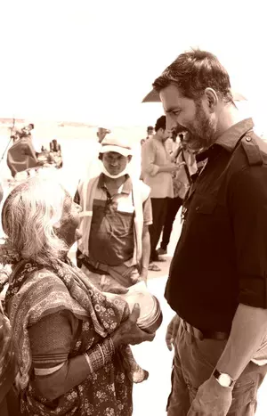 Akshay Kumar offers help to elderly woman boarding her first flight on Sarfira set