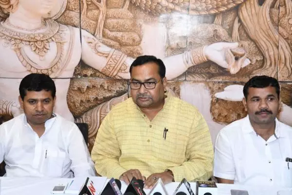 Chief Minister attended the oath taking ceremony of newly elected Legislative Councilor Shri Bhagwan Singh Kushwaha