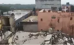 1 dead, many trapped as building collapses in Surat (Lead)