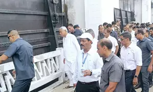 Bihar: Nitish Kumar inspects Valmiki Nagar barrage