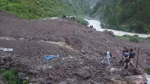 J&K: Landslide blocks Mughal Road, commuters alerted J&K: Landslide blocks Mughal Road, commuters alerted