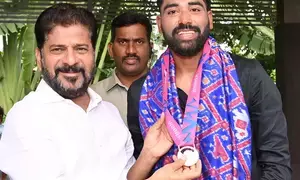 Telangana CM announces house site, govt job for India pacer Siraj (Lead)