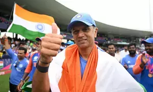 Dravid refuses extra Rs 2.5 cr bonus, opts for eqaul reward for support staff: Report