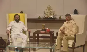 Maharashtra, Andhra Pradesh CMs discuss cooperation for progress of states