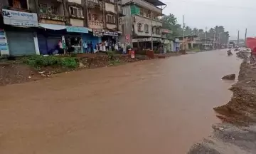 Heavy rains in Mahas Konkan disrupt normal life, administration on high alert as rivers rise