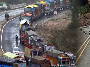 Vehicles carrying fruit & vegetable to get priority on Srinagar-Jammu highway Vehicles carrying fruit & vegetable to get priority on Srinagar-Jammu highway