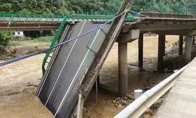 12 dead, 31 missing in China bridge collapse (Lead)