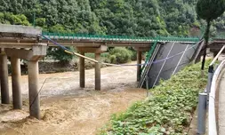 Thousands search for victims of China bridge collapse