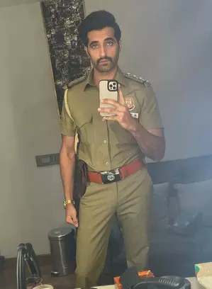 Akshay Oberoi looks authoritative as cop in latest look from Shanker Raman’s upcoming film Akshay Oberoi looks authoritative as cop in latest look from Shanker Raman’s upcoming film