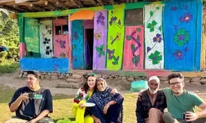 Sara Ali Khan enjoys Kashmiri delicacies, relishes roti & Kahwa