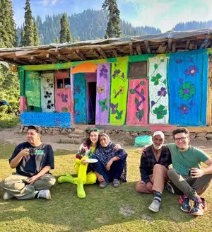 Sara Ali Khan enjoys Kashmiri delicacies, relishes roti & Kahwa