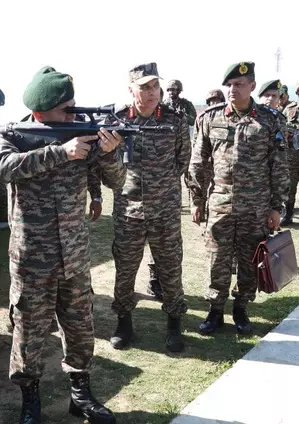 Army chief visits forward areas along LoC in Kashmir Army chief visits forward areas along LoC in Kashmir