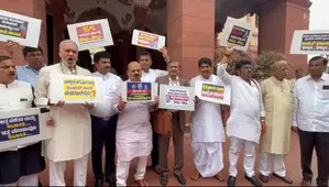 Ktaka BJP, JD(S) MPs protest in Delhi demanding CM Siddaramaiahs resignation Ktaka BJP, JD(S) MPs protest in Delhi demanding CM Siddaramaiahs resignation