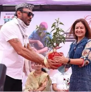 On Ayesha Jhulka’s 52nd bday, ‘bhidu’ Jackie Shroff sends special wishes On Ayesha Jhulka’s 52nd bday, ‘bhidu’ Jackie Shroff sends special wishes