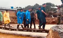 Rahul and Priyanka reach landslide-hit Chooramala in Wayanad, take stock of situation