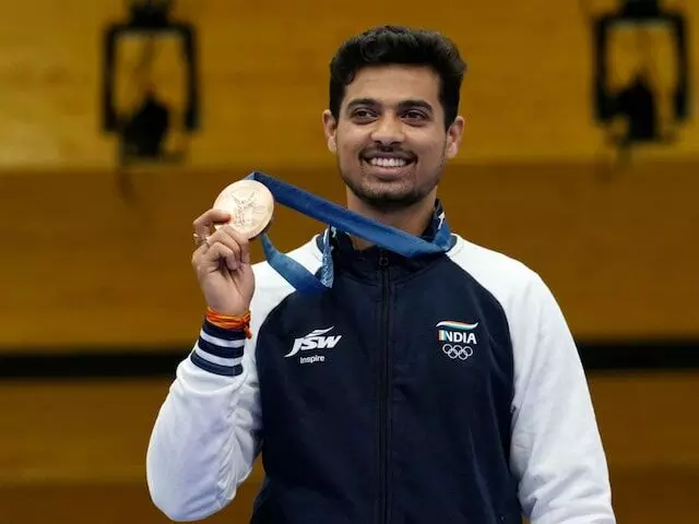 Maharashtra Government Awards Rs 1 Crore to Swapnil Kusale for Olympic Bronze Maharashtra Government Awards Rs 1 Crore to Swapnil Kusale for Olympic Bronze