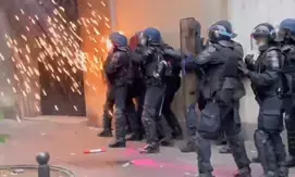 UK: Eight arrested, three policemen injured in violent protests in Sunderland