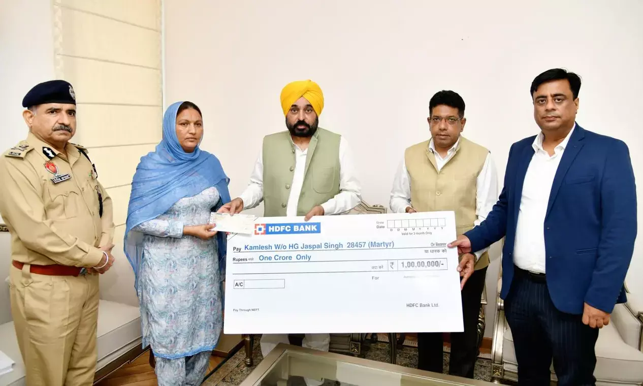 CM Bhagwant Mann Hands Over ₹1 Crore Insurance Cheque to Fallen Home Guards Family