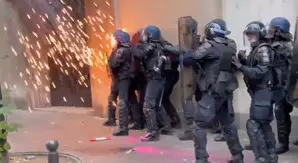 UK: Eight arrested, three policemen injured in violent protests in Sunderland UK: Eight arrested, three policemen injured in violent protests in Sunderland