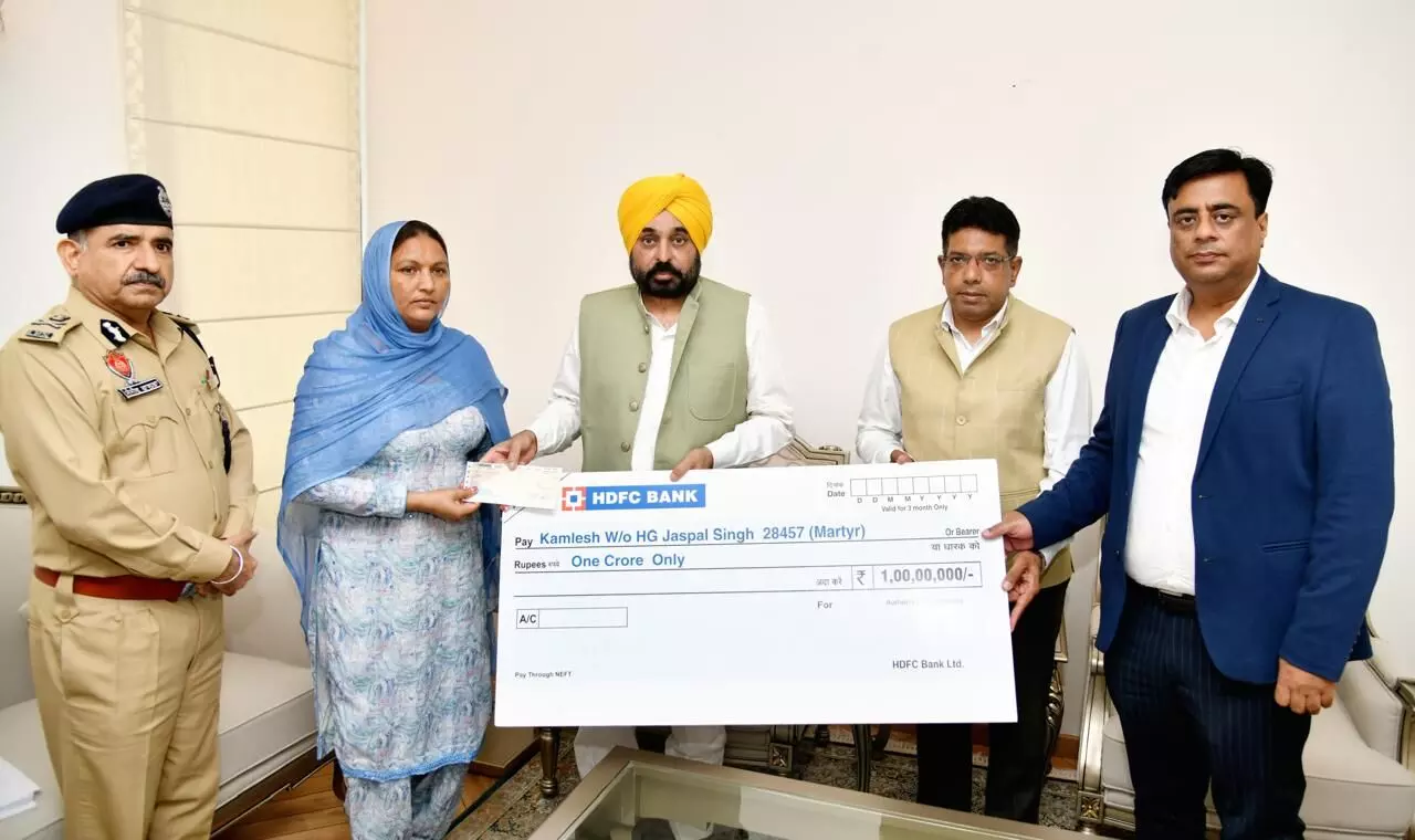 CM Bhagwant Mann Hands Over ₹1 Crore Insurance Cheque to Fallen Home Guards Family CM Bhagwant Mann Hands Over ₹1 Crore Insurance Cheque to Fallen Home Guards Family