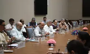 Keeping a close watch on Bangladesh situation: Centre at all-party meet (Ld)