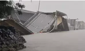 Bridge over Kali River collapses, Ktaka CM asks officials to ensure safety (Ld)
