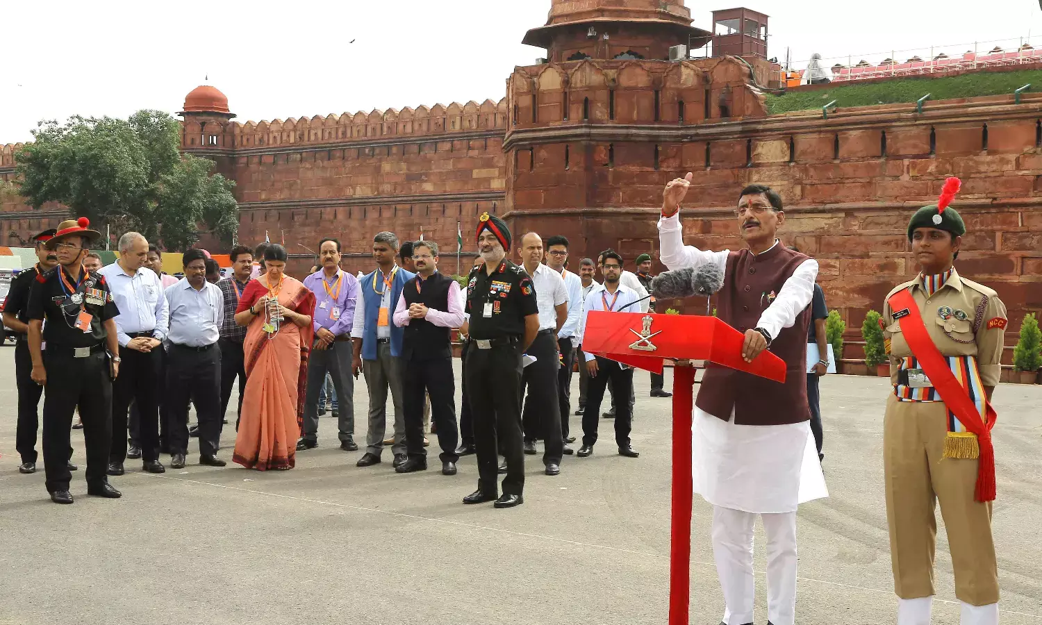 Raksha Rajya Mantri Sanjay Seth Inspects Independence Day Preparations at Red Fort, Commends NCC and NSS Volunteers