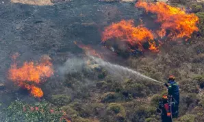 Wildfire sweeps Turkish city, forces hundreds to evacuate
