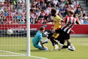Premier League: Brentford claim controversial 2-1 victory over Crystal Palace
