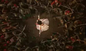 Vicky Kaushal is a lone warrior fighting off enemies with swords in ‘Chhaava’ poster