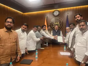 BJP seeks slapping of atrocity Act on Cong leaders for remarks against Ktaka Guv