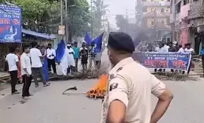 Bharat Bandh: Commuters face harrowing time as protesters block road, railway tracks