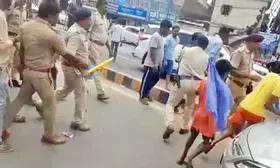 Patna Police lathi charge protestors during Bharat Bandh