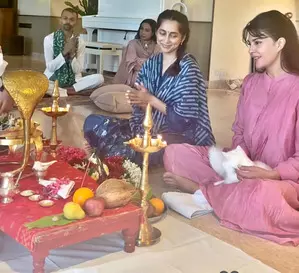 Jacqueliene Fernandez, Anusha Dandekar perform Rudrabhishek puja in Shravan Jacqueliene Fernandez, Anusha Dandekar perform Rudrabhishek puja in Shravan