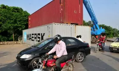 Islamabad sealed with containers amid threats of religious and political protests