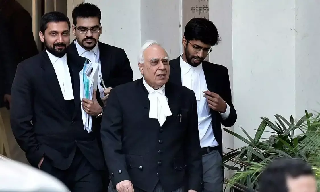 Solicitor General Tushar Mehta Reprimands Kapil Sibal: "Someone Has Died, At Least Do Not Laugh" Solicitor General Tushar Mehta Reprimands Kapil Sibal: "Someone Has Died, At Least Do Not Laugh"