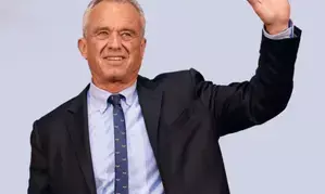 Kennedy quits US presidential race, backs Trump