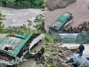 Tourists from Maha killed as bus plunges into Nepal river; rescue ops underway (Ld)