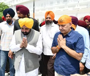 Prayed for triumph of truth, says Sisodia after paying obeisance at Golden Temple
