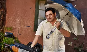 Rosesh aka Rajesh Kumar turns emotional reciting this poetry