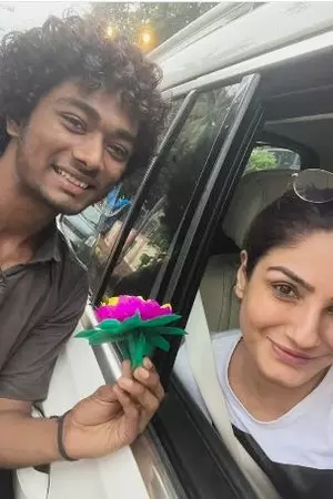 Raveena Tandon celebrates Janmashtami by helping this artist at traffic signal Raveena Tandon celebrates Janmashtami by helping this artist at traffic signal