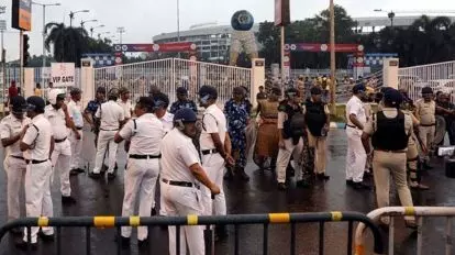 Violent Clashes Erupt in Howrah as Protesters Break Police Barricades During Nabanna March Violent Clashes Erupt in Howrah as Protesters Break Police Barricades During Nabanna March
