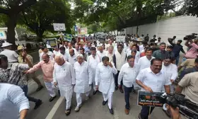 Grant sanction for prosecution against Kumaraswamy, says Cong memorandum to K’taka Guv