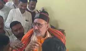 Youth tries to attack Giriraj Singh during Janata Darbar in Begusarai