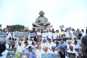 K’taka Cong stages ‘Raj Bhavan Chalo’ protest march, asks Guv about pending pleas K’taka Cong stages ‘Raj Bhavan Chalo’ protest march, asks Guv about pending pleas