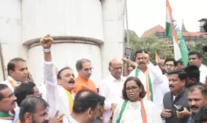 Shivaji statue collapse: MVA holds Jodo Maro protest