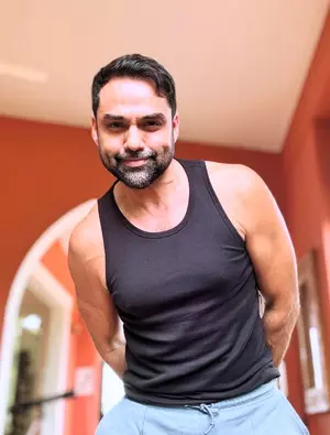 Abhay Deol turns sasta Brad Pitt; flaunts his new look