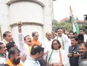 Shivaji statue collapse: MVA holds Jodo Maro protest