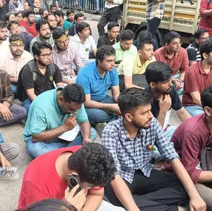 Docs on indefinite dharna after march stopped far from Kolkata Police HQ